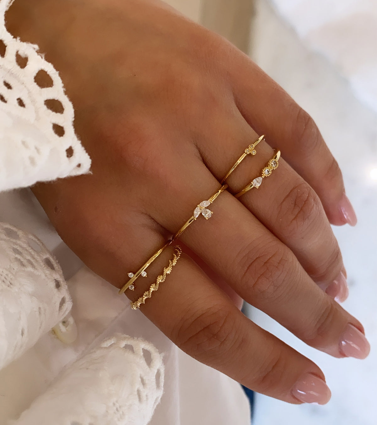Mani di donna con gioielli d'oro