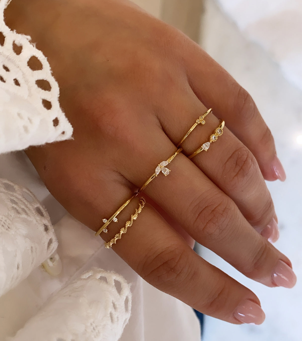 Mains de femme portant des bijoux dorés
